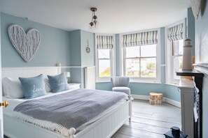 5 عدّة غرف نوم وخدمة الإنترنت وملاءات أسرّة