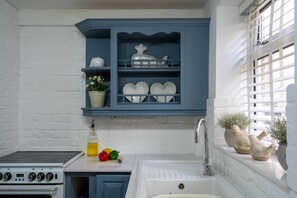 Micro-ondes, lave-vaisselle, chaise haute