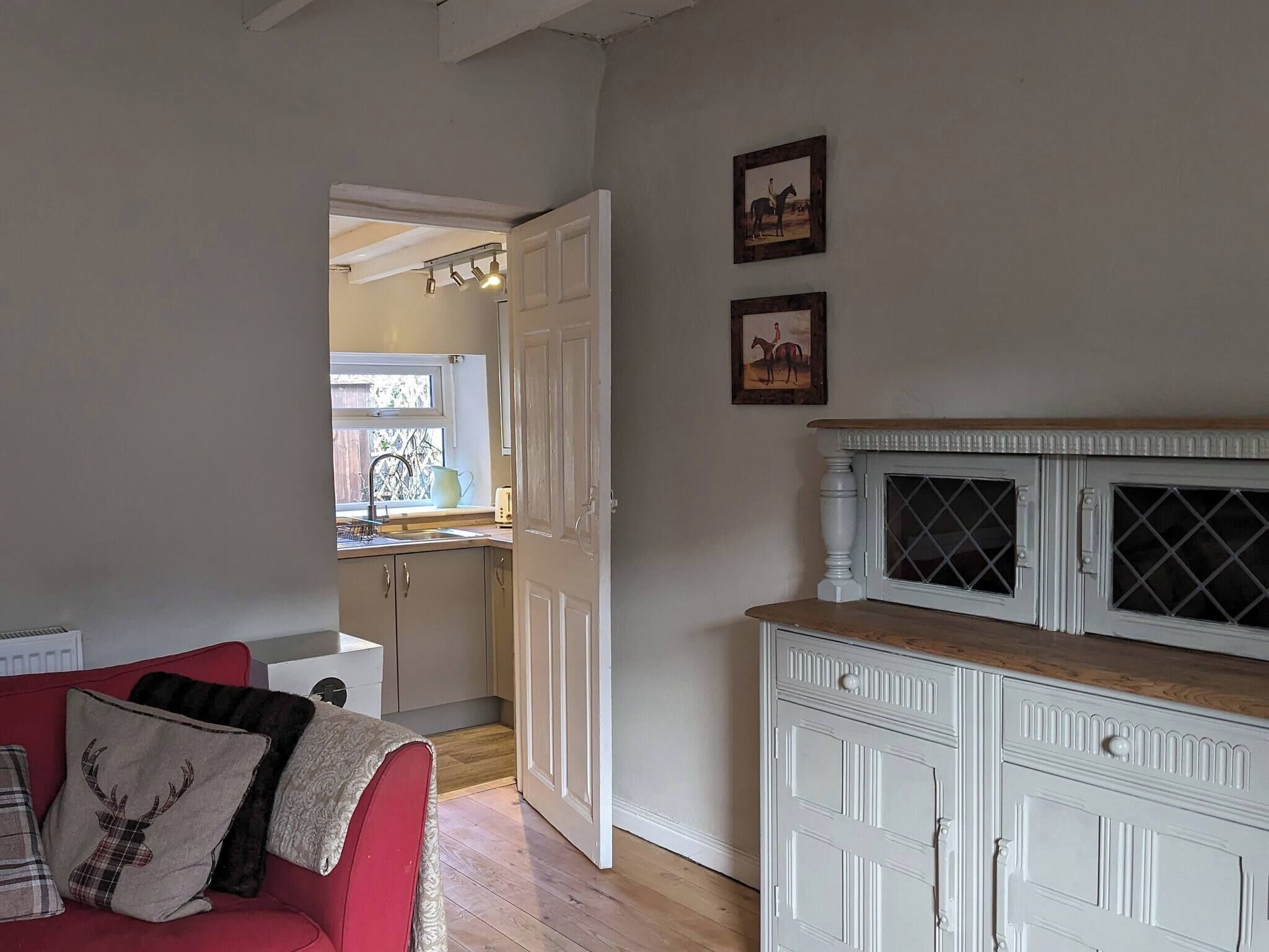 單棟房屋, 2 間臥室, 吸煙房 | 客廳 | 書籍