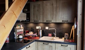 Réfrigérateur, micro-ondes, lave-vaisselle, cafetière/bouilloire