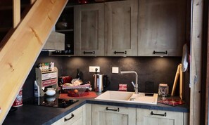 Kjøleskap, mikrobølgeovn, oppvaskmaskin og kaffetrakter/tekoker