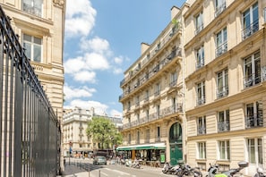 Exterior - Merveil Family Suite-Tilsitt-Eiffel view (Paris)