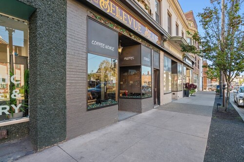 Modern Bellevue Retreat – Near Stadiums & Downtown