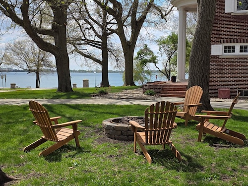 Spacious living captivating views overlooking the lake. With AC and Wi-Fi.