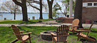 Spacious living captivating views overlooking the lake. With AC and Wi-Fi.