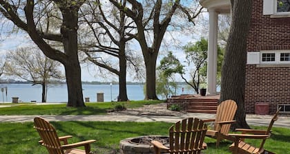Spacious living captivating views overlooking the lake. With AC and Wi-Fi.