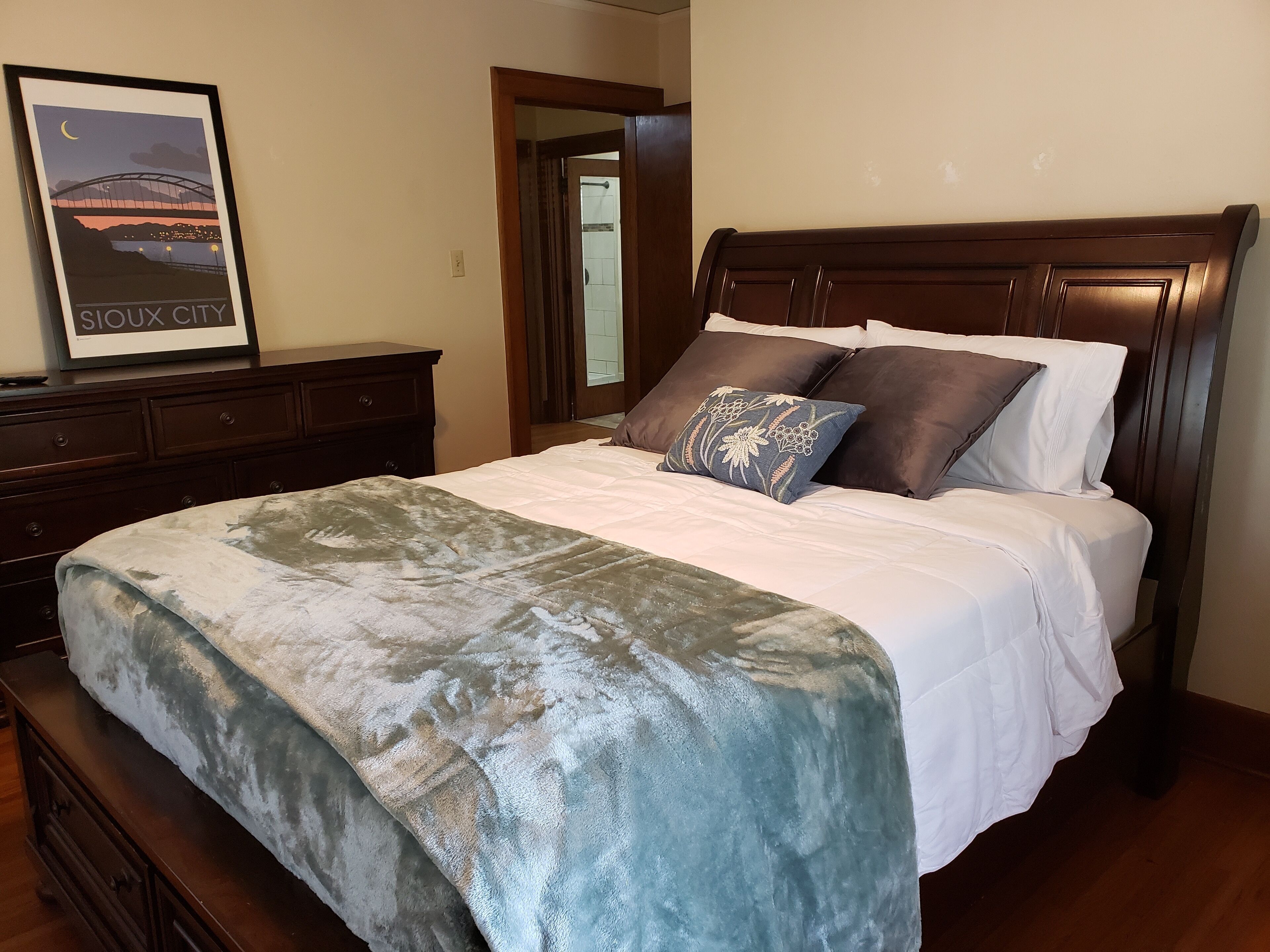 4 soverom, skrivebord, wi-fi (inkludert) og sengetøy