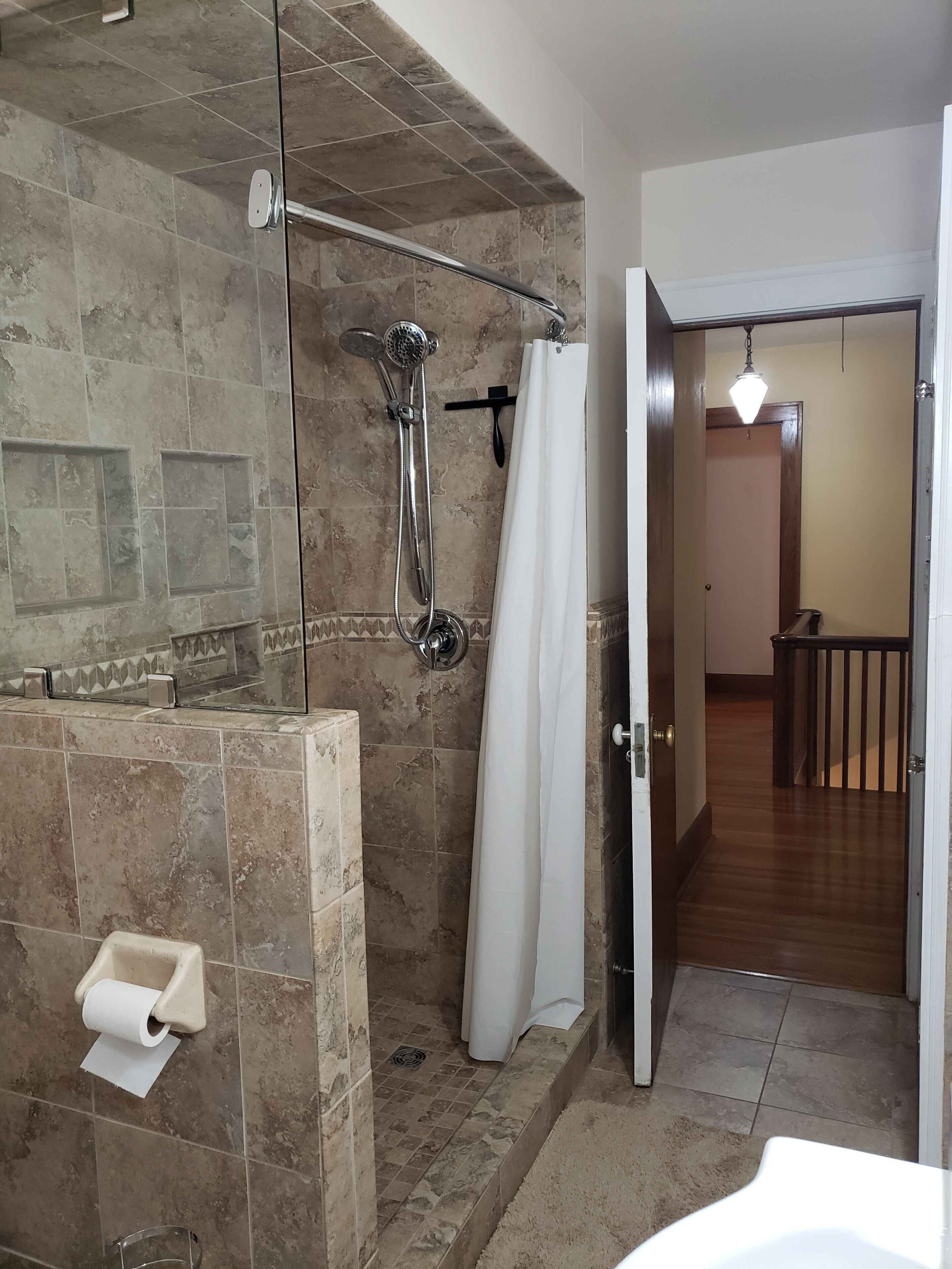 Hårføner, håndklær, såpe og toalettpapir