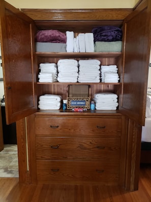 4 chambres, bureau, Wi-Fi gratuit, draps fournis