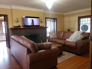 Smart-TV, Kamin, BĂŒcher