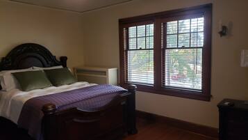 Escriptori, wifi gratuïta i roba de llit