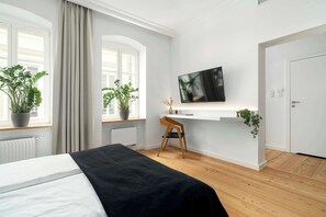 Schreibtisch, Reisekinderbett, WLAN, Bettwäsche