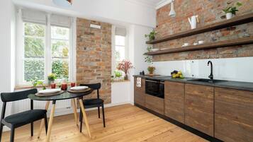 Fridge, microwave, stovetop, dishwasher