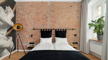 Desk, travel crib, WiFi, bed sheets