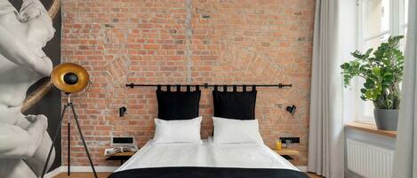 Desk, travel cot, WiFi, bed sheets