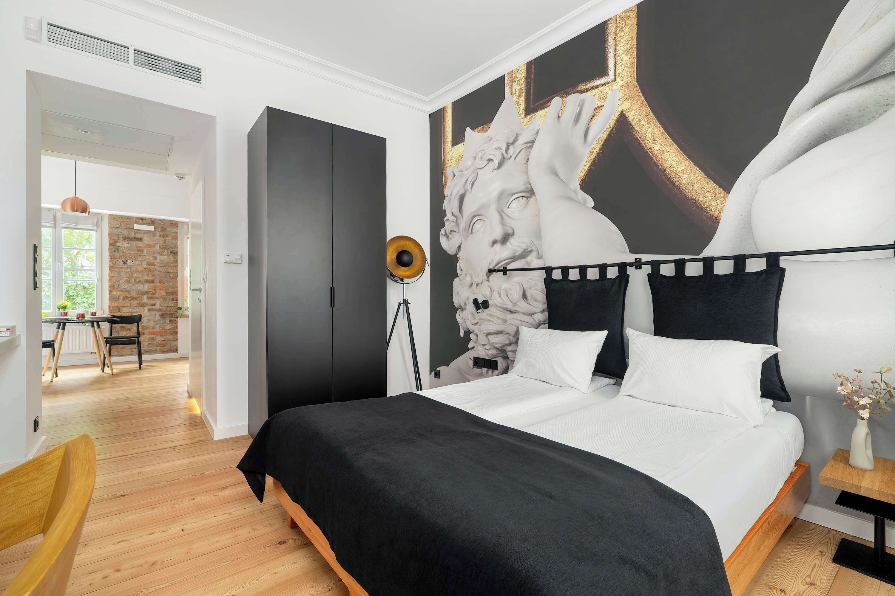 Työpöytä, vauvan matkasänky, Wi-Fi, vuodevaatteet