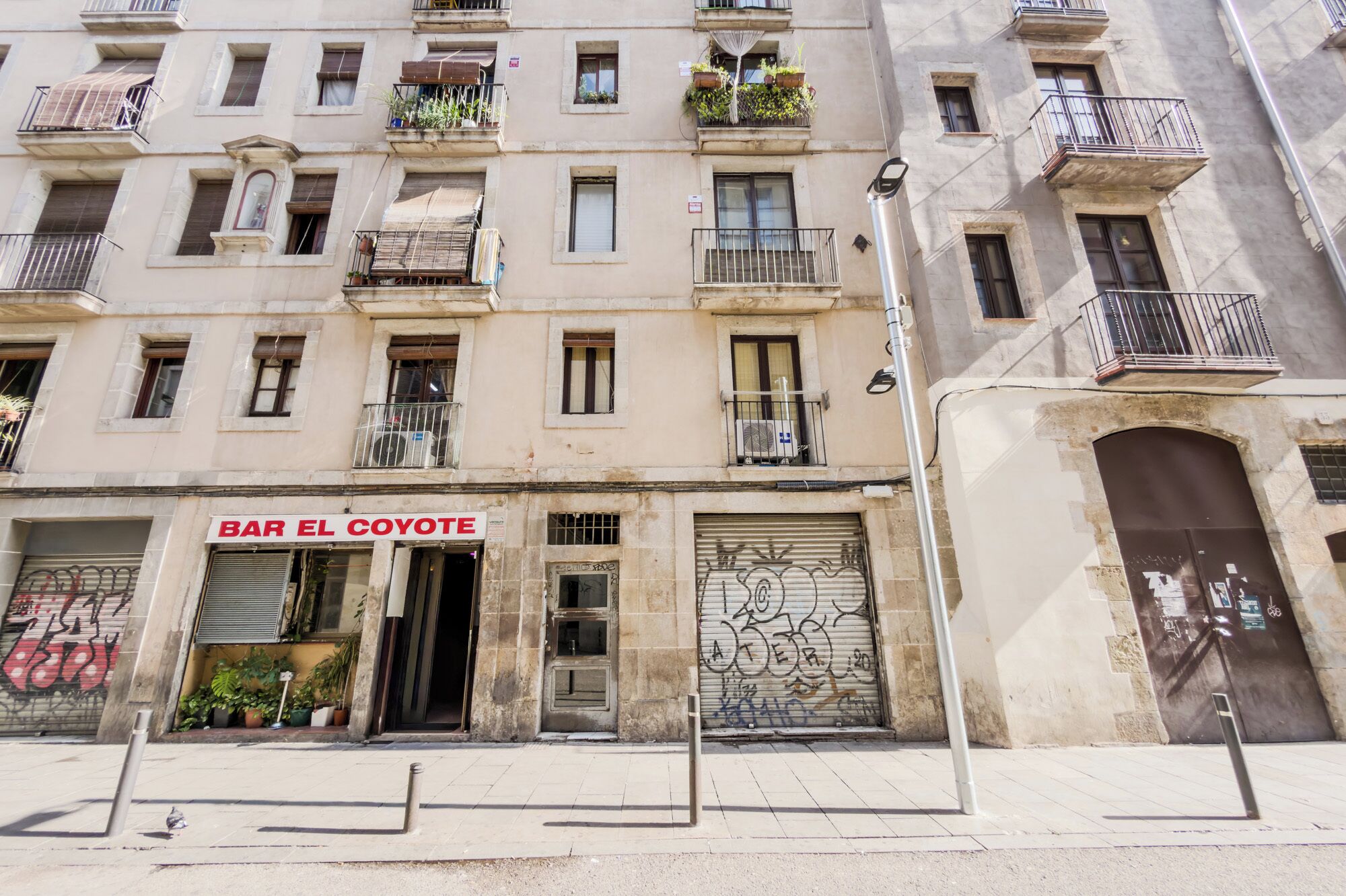 Ein Gebäude mit einer Schaufensterfront mit der Aufschrift „BAR EL Coyote“.