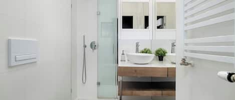 Dusche, Haartrockner, Handtücher, Shampoo