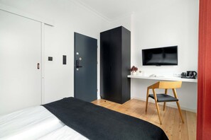 Desk, travel cot, WiFi, bed sheets