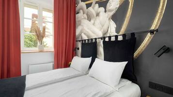 Escritorio, cuna de viaje, wifi y ropa de cama