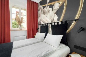 Een bureau, reisbedje, wifi, beddengoed