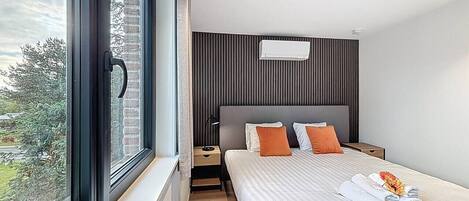 5 bedrooms, travel crib, WiFi