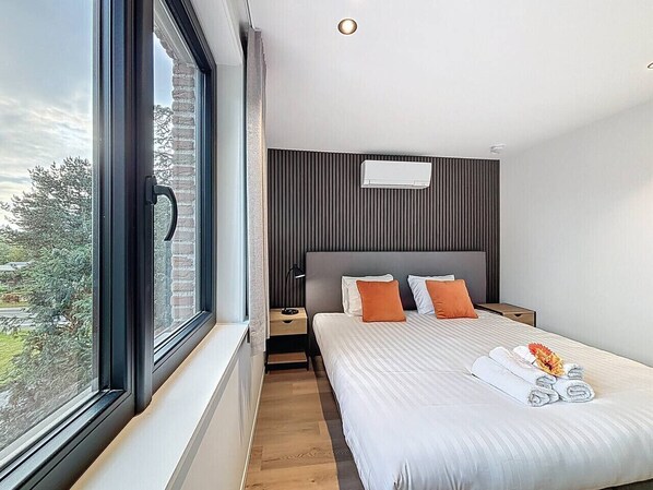 5 bedrooms, travel crib, WiFi