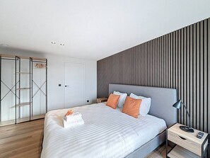 5 bedrooms, travel crib, WiFi