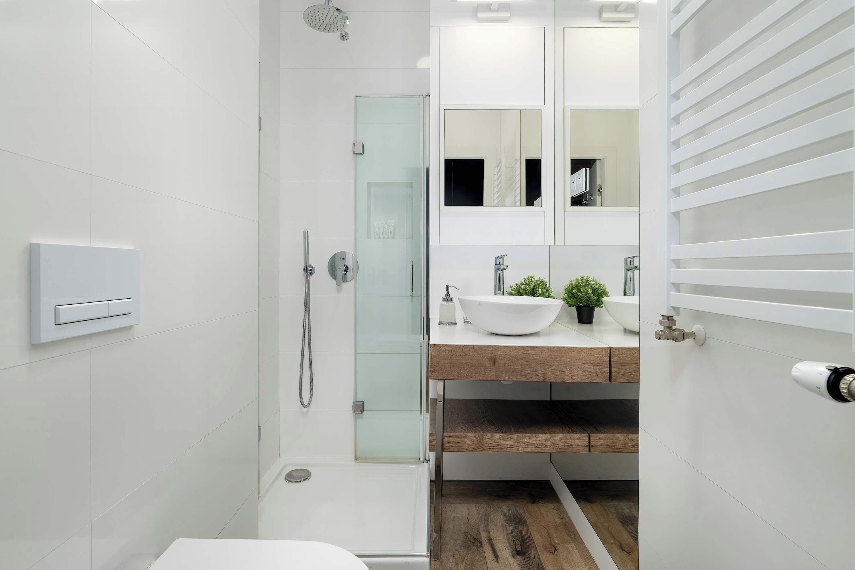 Douche, séchoir à cheveux, serviettes fournies, shampooing
