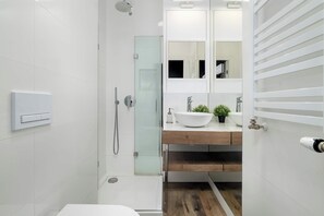Shower, hair dryer, towels, shampoo