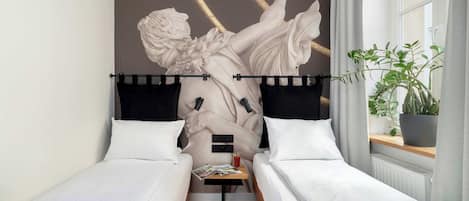 Desk, travel cot, WiFi, bed sheets