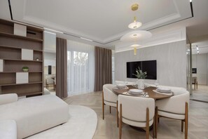 1 makuuhuone, työpöytä, silitysrauta/-lauta, vauvan matkasänky