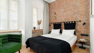 Escritorio, cuna de viaje, wifi y ropa de cama