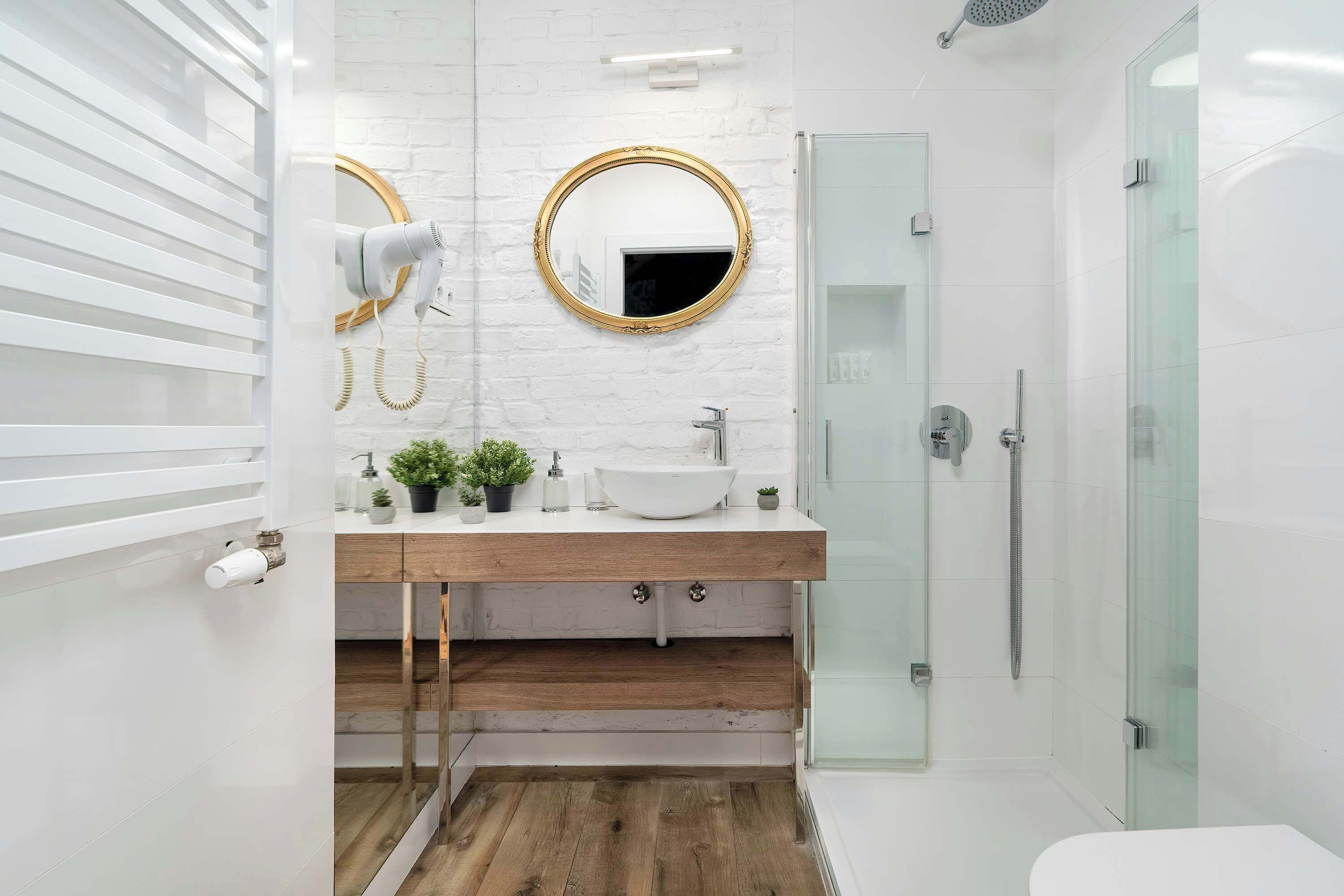 Shower, hair dryer, towels, shampoo