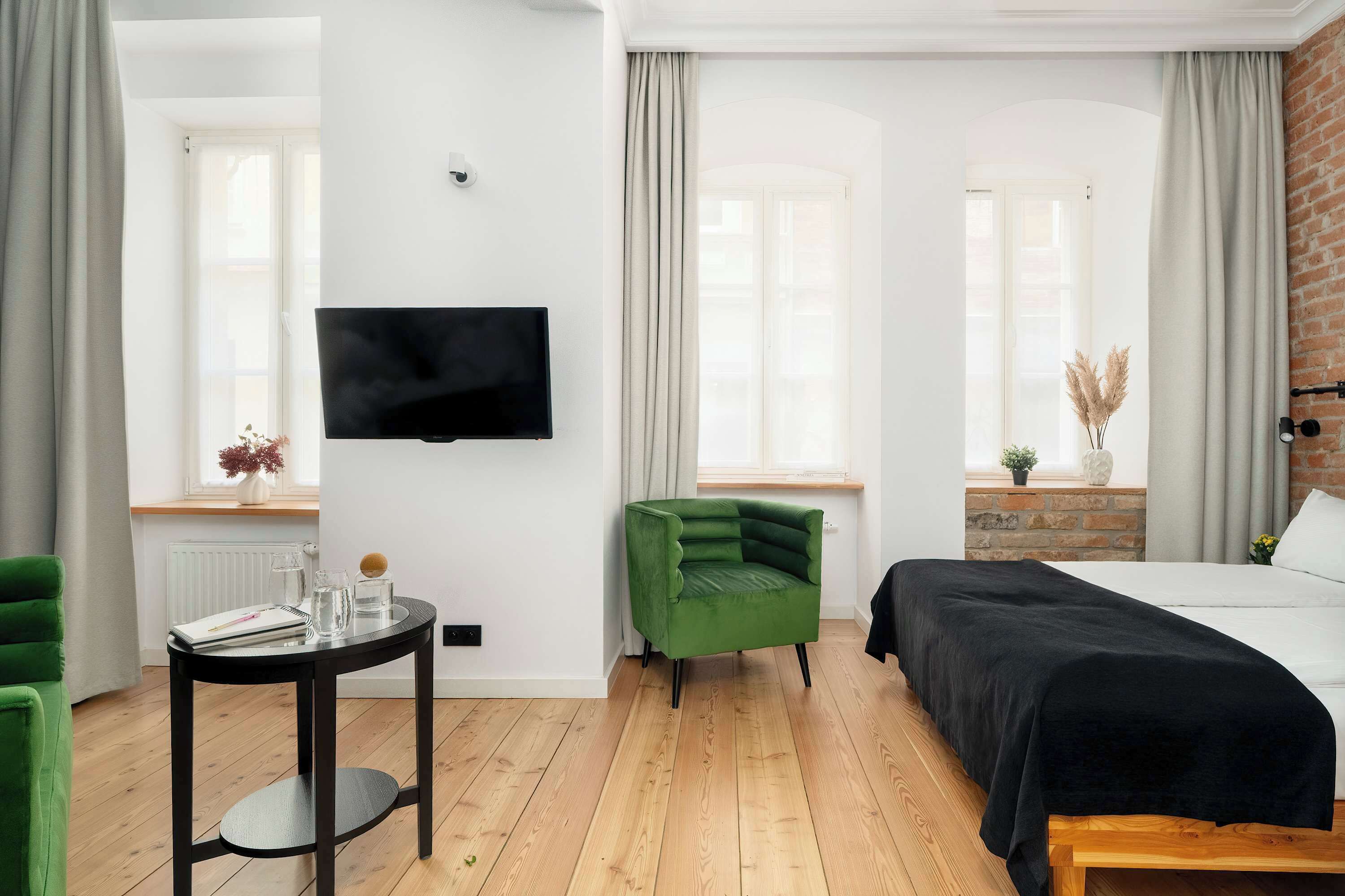 Escritorio, cuna de viaje, wifi y ropa de cama 