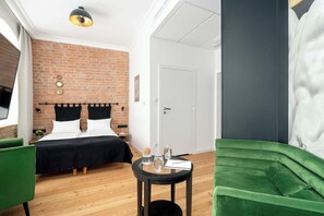 Escritorio, cuna de viaje, wifi y ropa de cama