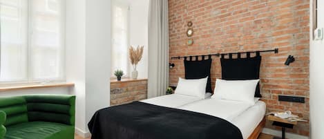 Escritorio, cuna de viaje, wifi y ropa de cama