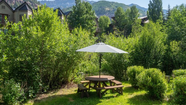 Outdoor dining - Mountainside Inn 404 1 Bedroom Hotel Room (Telluride)