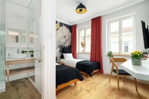 Schreibtisch, Reisekinderbett, WLAN, Bettwäsche