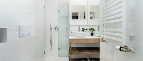 Dusche, Haartrockner, Handtücher, Shampoo