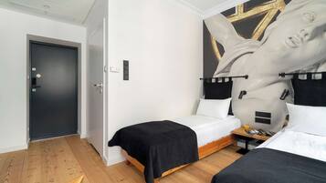 Schreibtisch, Reisekinderbett, WLAN, Bettwäsche