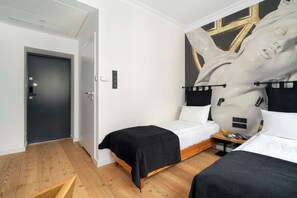 Escritorio, cuna de viaje, wifi y ropa de cama 