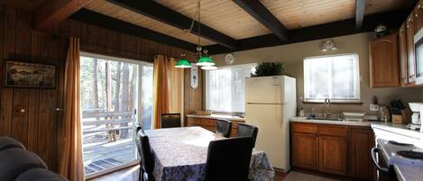 House, 3 Bedrooms | Private kitchen | Fridge, oven, coffee/tea maker