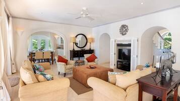 Villa, 6 Bedrooms | Living area