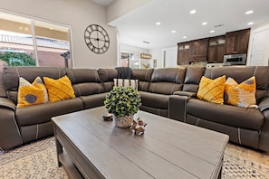 House, 4 Bedrooms | Living area