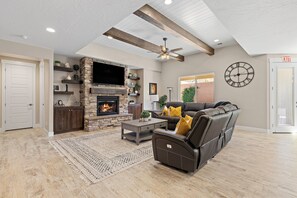 House, 4 Bedrooms | Living area