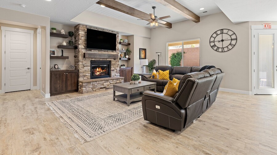 Hurricane Falls Pool, Hot Tub Plus Dog Friendly! 4 Bedroom Home