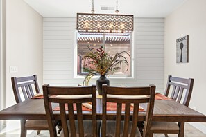 House, 4 Bedrooms | Dining