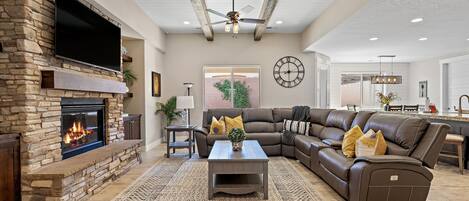 House, 4 Bedrooms | Living area