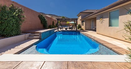 Hurricane Falls Pool, Hot Tub Plus Dog Friendly! 4 Bedroom Home